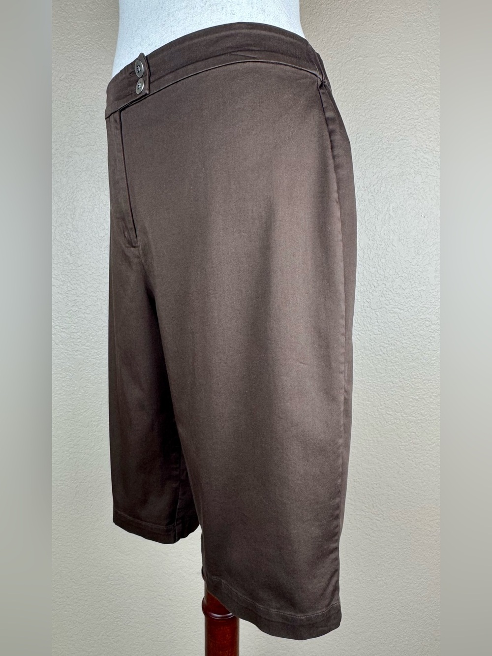 Chico’s chocolate brown women’s knee length shorts. Size 2 = Size 12 (Large) - Picture 4 of 9